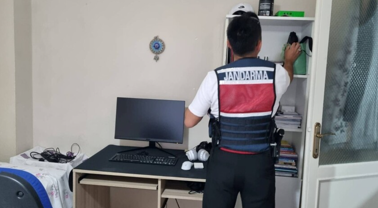 MİT’ten kredi kartı dolandırıcılarına operasyon! 3 şüpheli gözaltına alındı